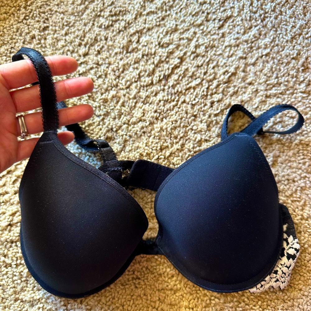 Pristine Wacoal Black Beautiful Sexy Bra with Ivory Floral Lace On Strap